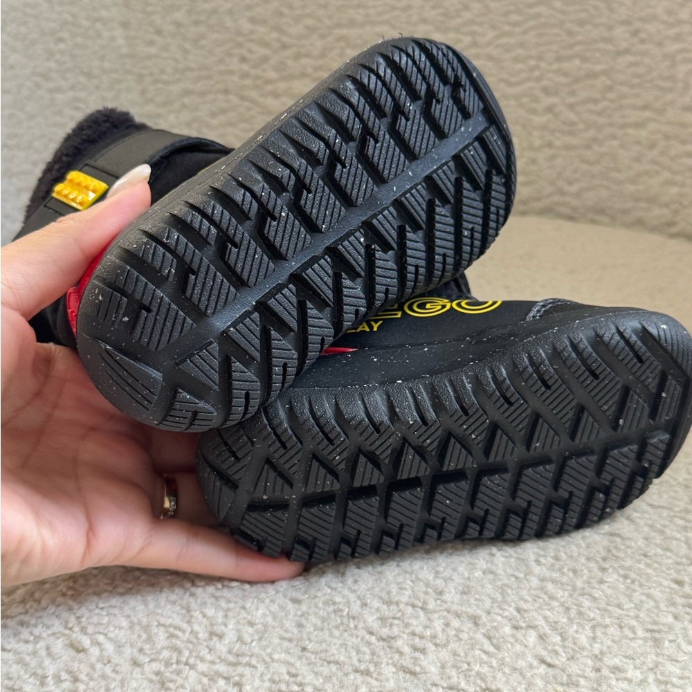 Adidas x LEGO - Winterplay Boots Black / Yellow / Red 6K Boys NEW - Picture 5 of 6
